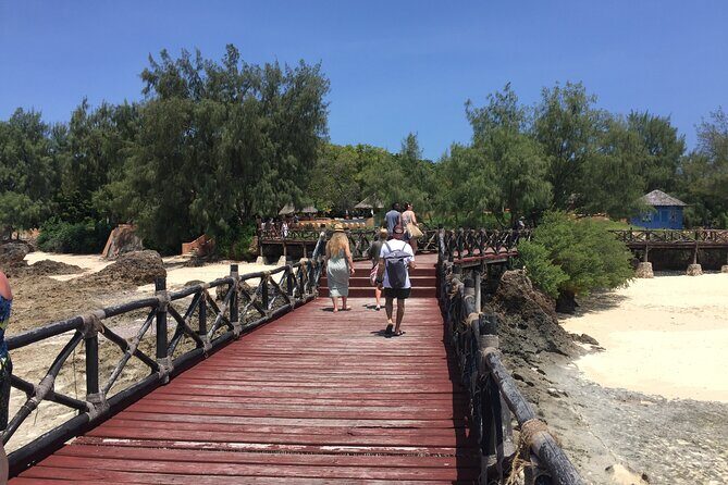 Full-day Prison Island, Nakupenda and Stone Town Tour with Lunch Buffet - Guides and the small details that make the day feel smooth
