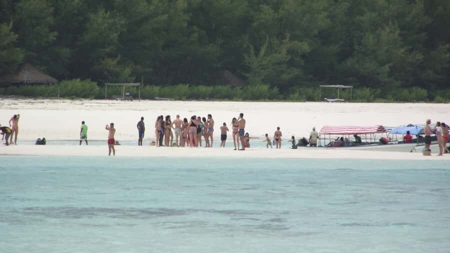 Zanzibar: Mnemba Atoll Marine Reserve Snorkeling Tour - Back to shore: seeing fishermen and today’s catches