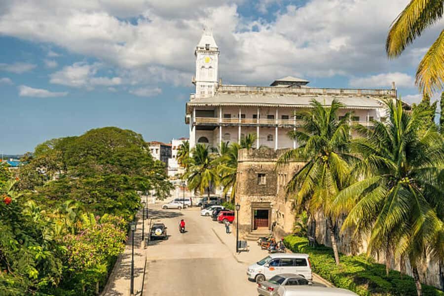 Zanzibar: Stone Town Walking Tour with Guide - Lunch during the walk: plan for food you pay for
